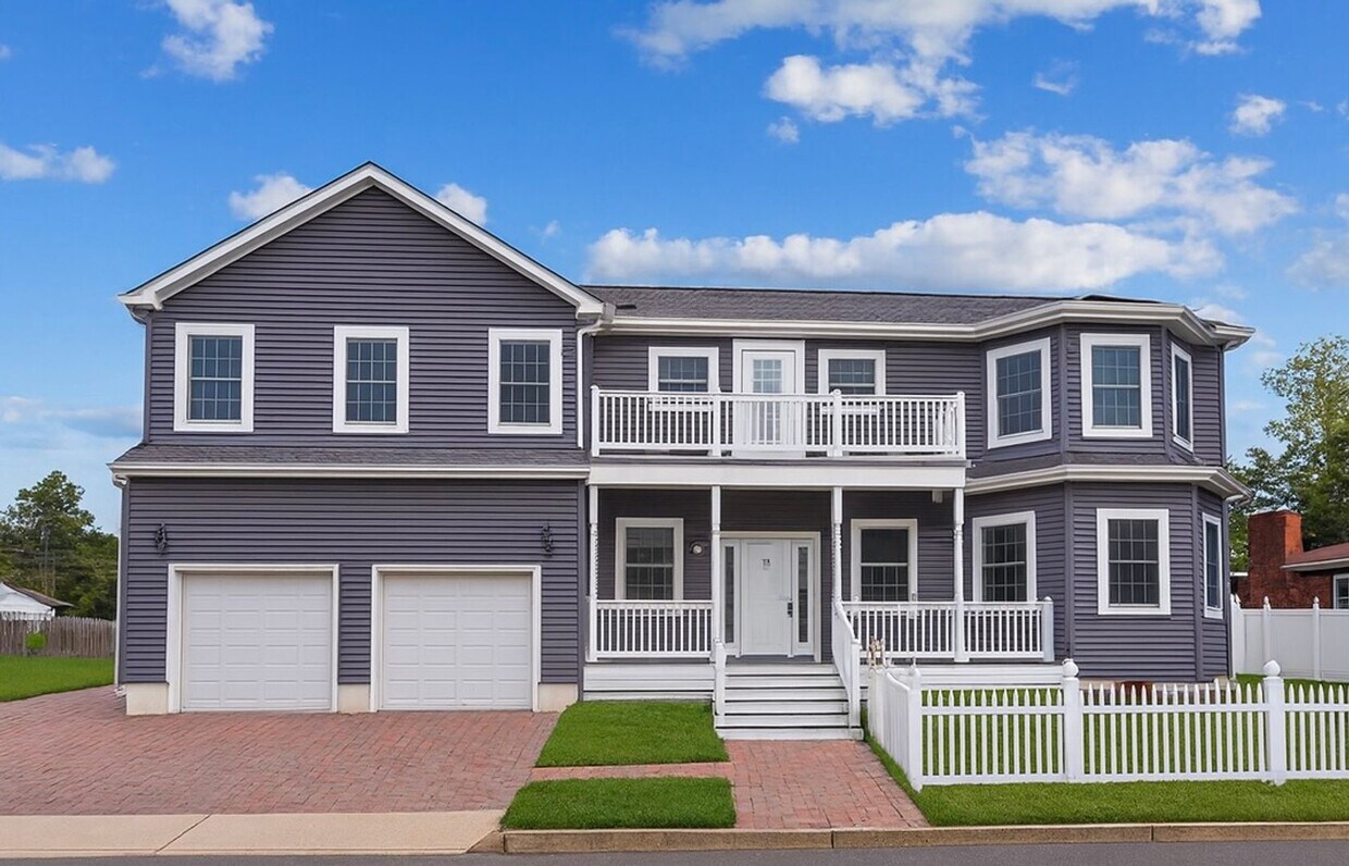 Foto principal - Beautifully Renovated 4-Bedroom Colonial –...