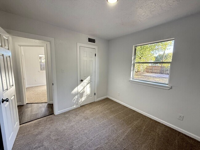 Building Photo - 904 W Robinson St