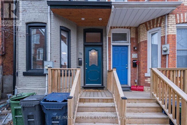 Photo du bâtiment - 13 Manning Ave