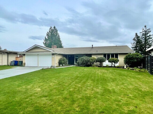 Building Photo - Stunning Remodeled Home in Lochmoor with L...