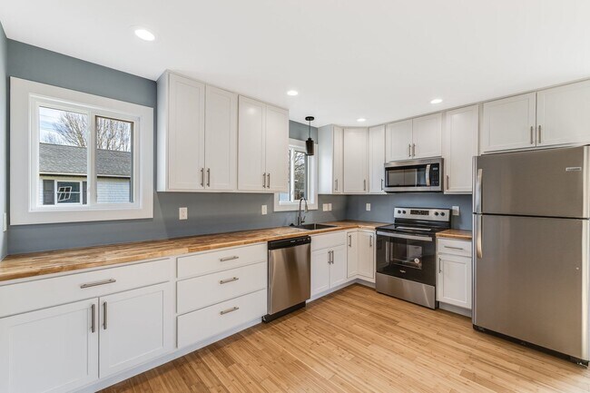 Building Photo - Newly Built Two-Story Home in North Asheville