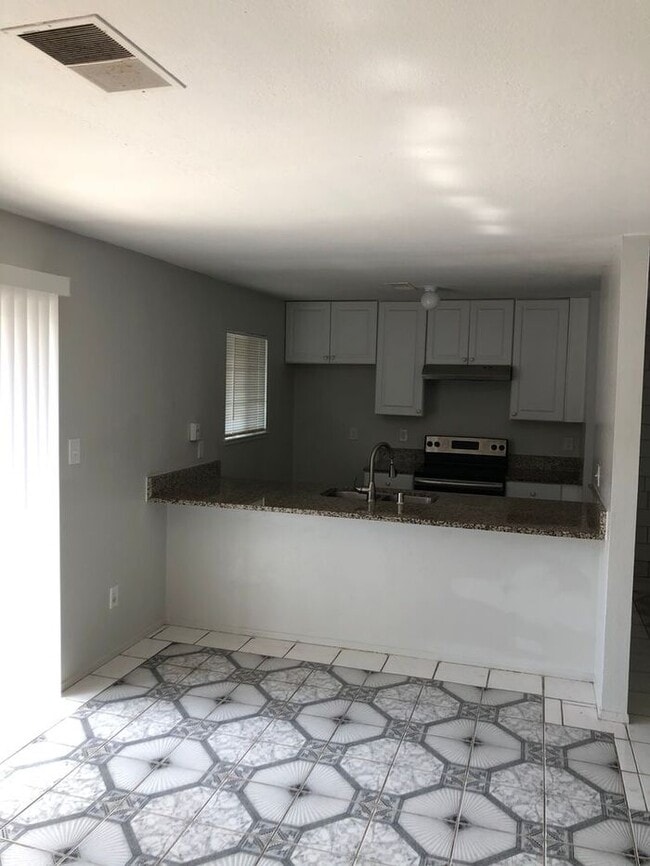 Building Photo - Modesto 2 Bedroom 1 Bath Duplex