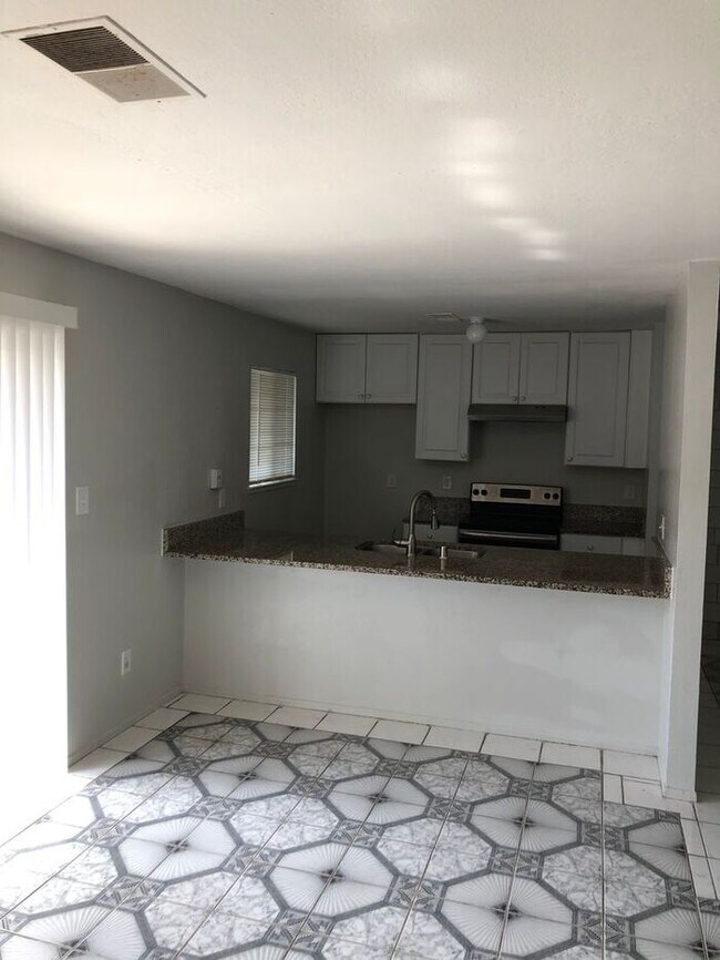 Foto del edificio - Modesto 2 Bedroom 1 Bath Duplex