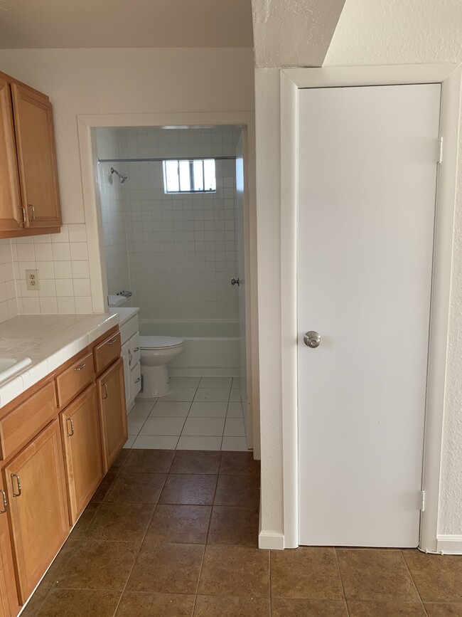 Apartment - 1816 N Gramercy Pl