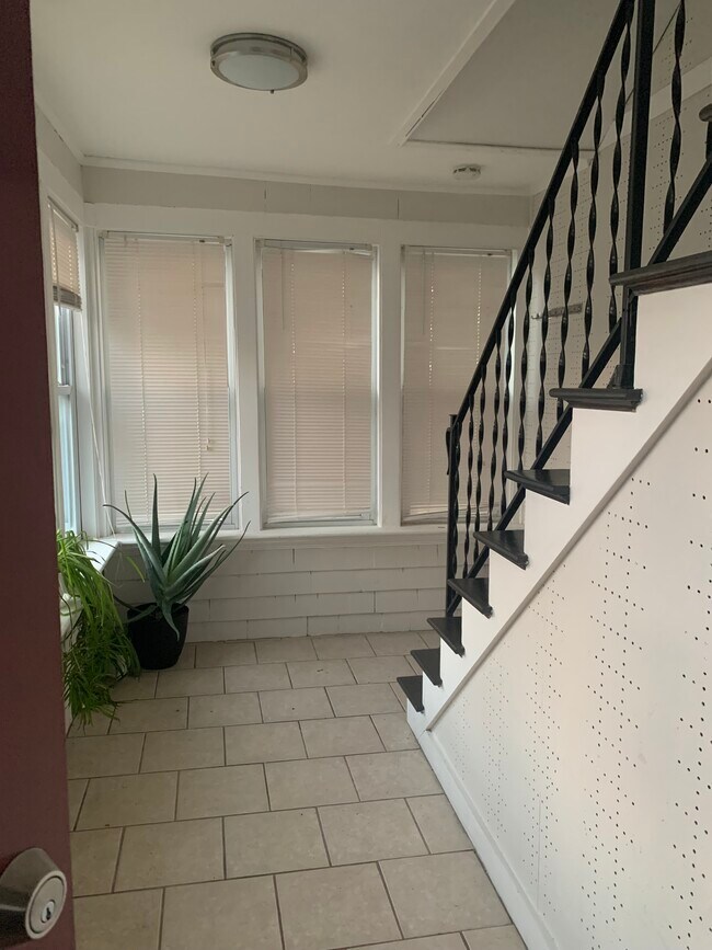 Foto del edificio - 16 Hillcrest Cir