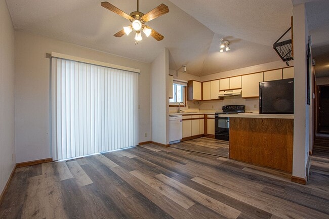 Building Photo - 3 Bedroom / 2 Bath Home in Bellevue Availa...