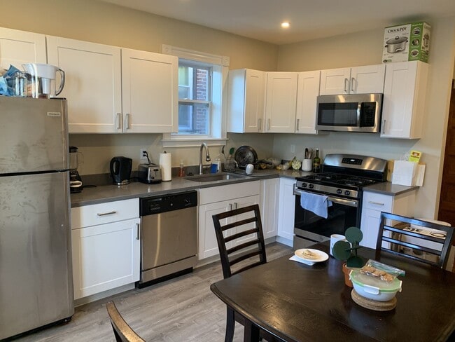 NO BROKER FEE | Renovated 4 Bed, 2 Bath with In-Unit Laundry | Mission Hill - NO BROKER FEE | Renovated 4 Bed, 2 Bath with In-Unit Laundry | Mission Hill Townhome
