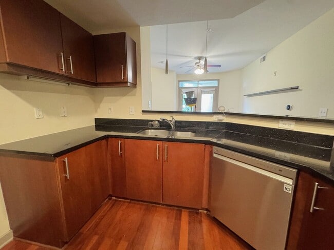 Foto del edificio - 390 17th St NW