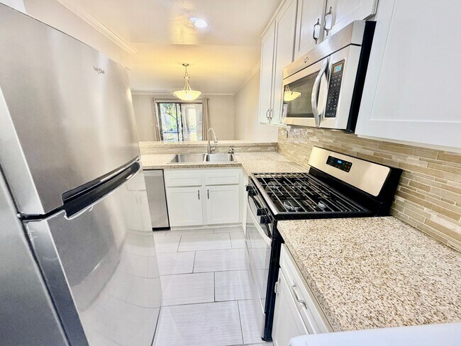 Foto del edificio - Charming 1 Bedroom, 1 bath condo in the heart of Irvine