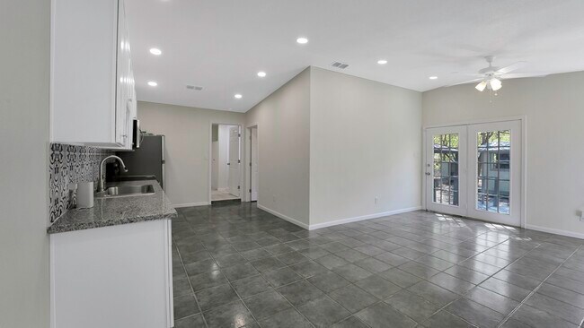 Foto del edificio - 542 Thorain Blvd