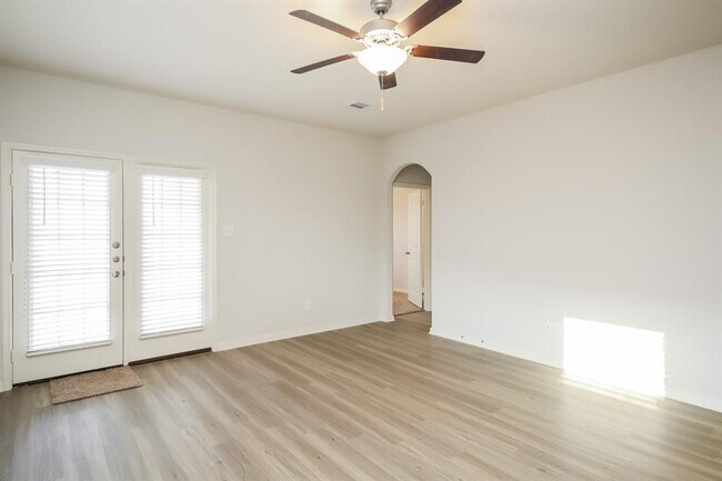 Building Photo - 25326 Shadowdale Dr