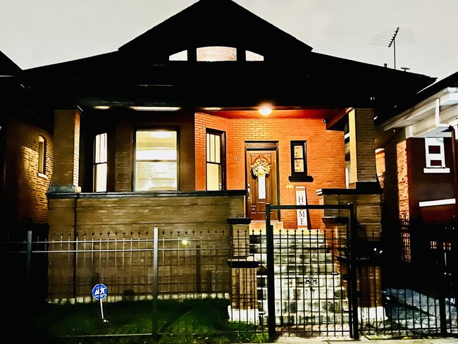 Building Photo - 1036 N Lawler Ave