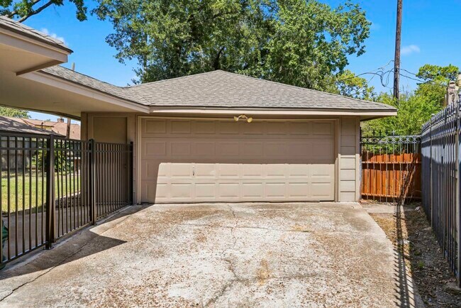 Building Photo - 11810 Rowood Dr