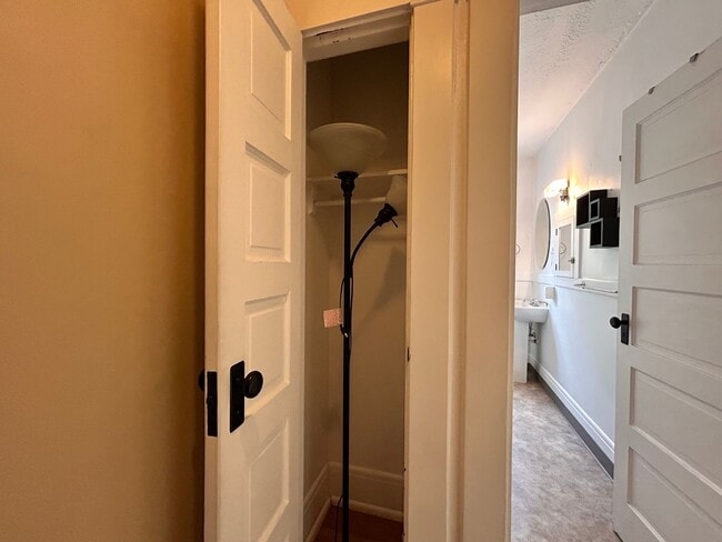Building Photo - Vintage Charm - Top Floor NW Studio!