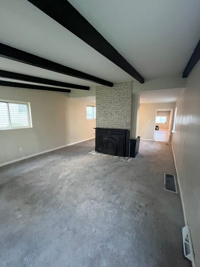 Foto del edificio - Three Bed, Two Bath with 2 Car Garage in N...
