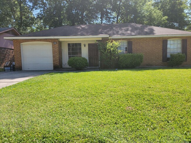 Building Photo - 3 bedroom 1.5 bathroom *1/2 Off 1st Month*