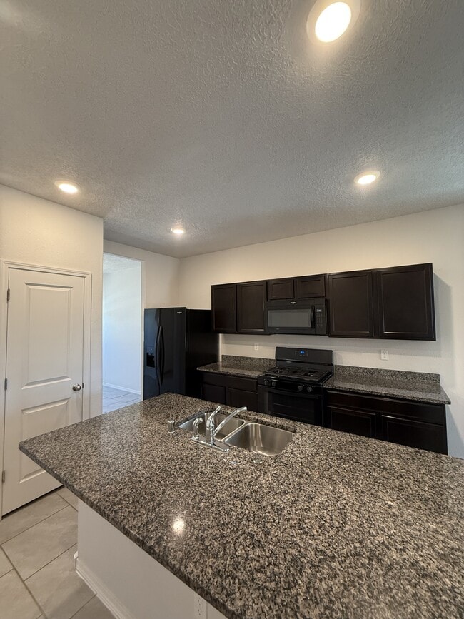 Foto del edificio - 2116 Solitaire St NE