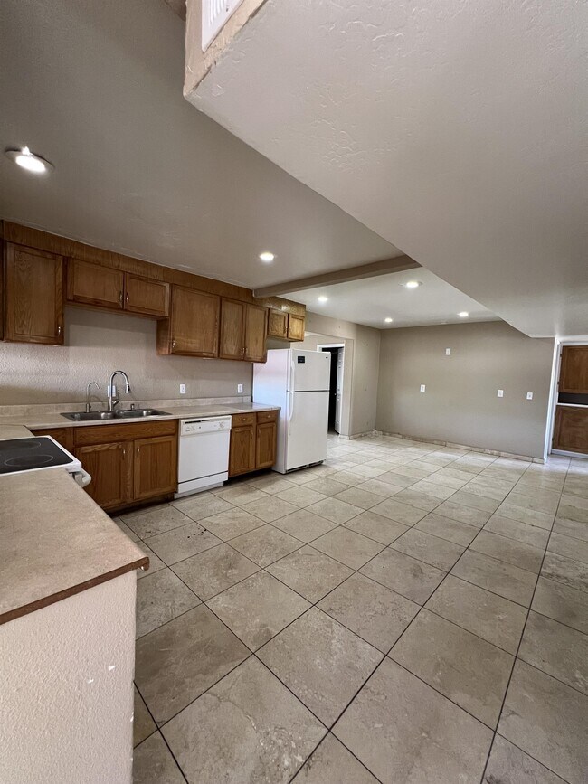 Building Photo - 841 E Cinnabar Ave