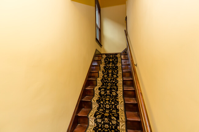 Front Entry Staircase - 715 5th St SE