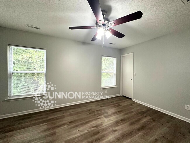 Foto del edificio - 3 Bedroom 2.5 Bathroom Located in Oak Hill