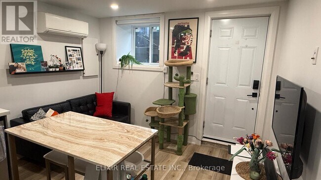 Photo du bâtiment - 147 Lansdowne Ave