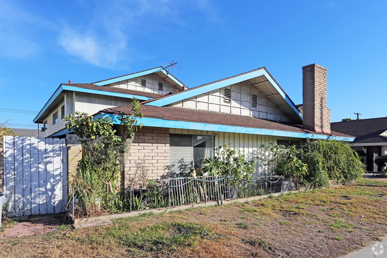 Building Photo - 13382 Palm St