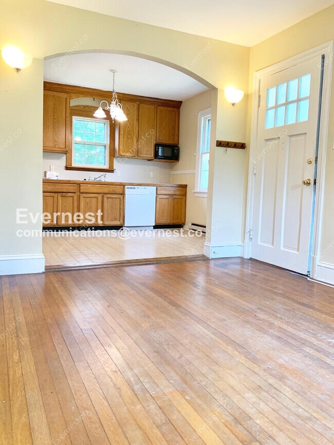 Building Photo - 3 Bed, 1 Bath Home with Fenced Yard / Pet-Friendly / Coming Soon!