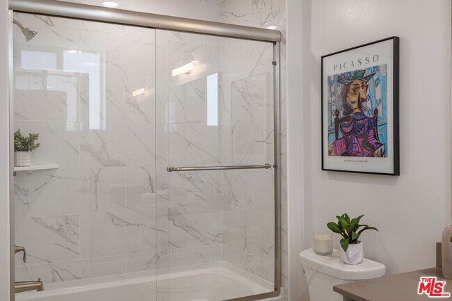 Foto del edificio - 1759 N Gower St