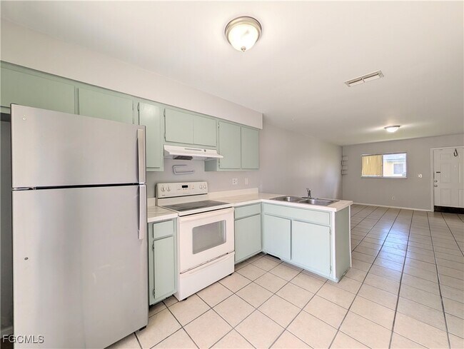 Foto del edificio - 427 NE Pine Island Ln