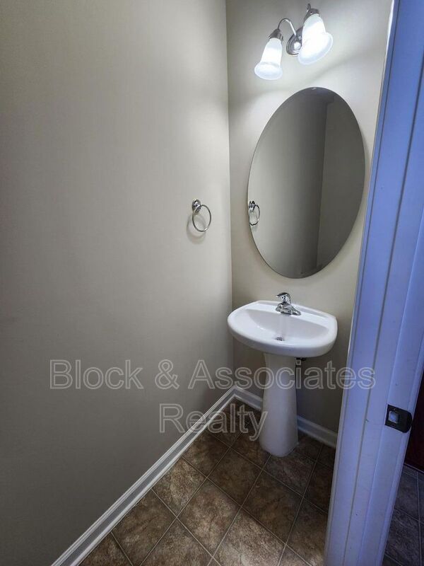 Foto del edificio - 1429 Pleasant Garden Ln