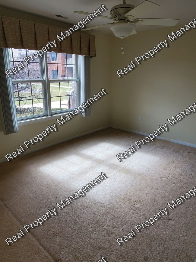 Building Photo - 2 Bedroom Condo