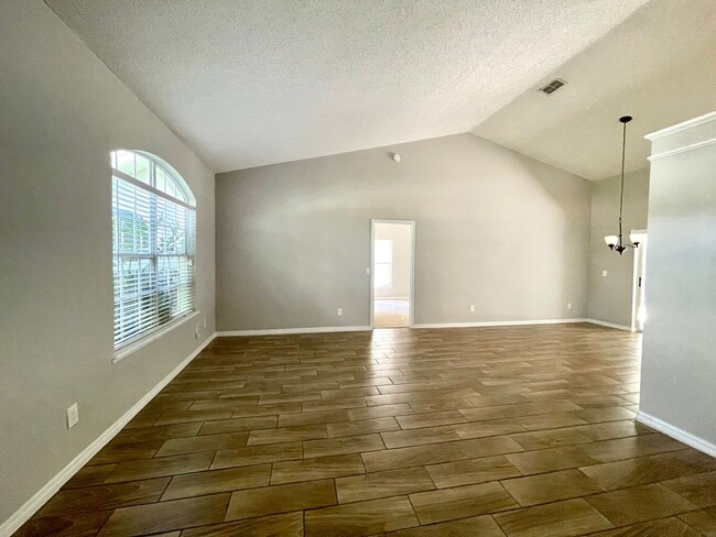 Building Photo - SPACOUS  3/2 OVIEDO POOL HOME in Twin Rivers!