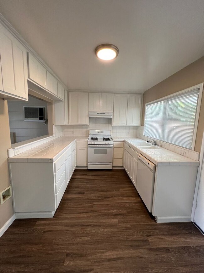 Building Photo - 3012-3014 MIRAMAR ROAD