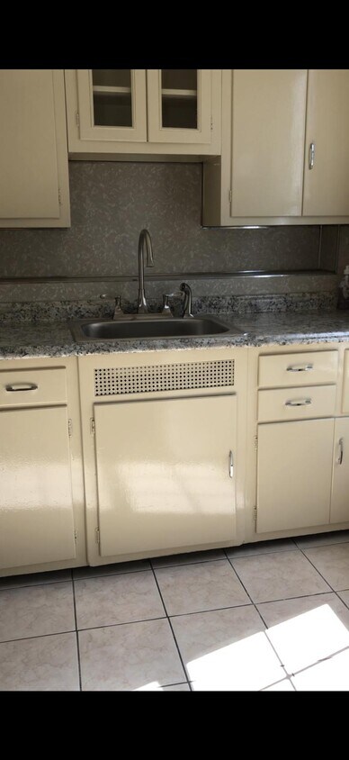 Foto del edificio - 119 Bremond St