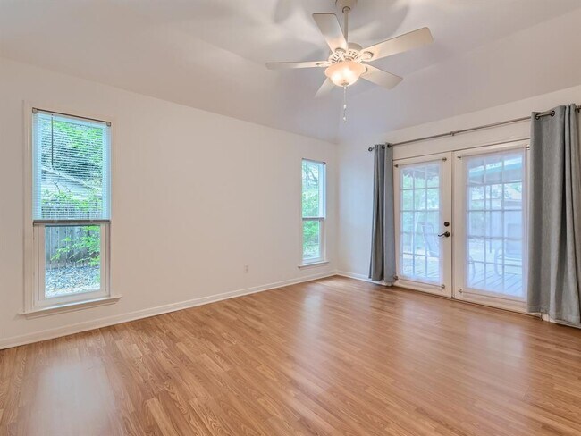 Building Photo - 403 Oakcrest Dr