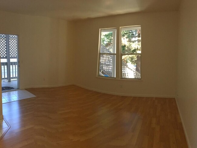 Building Photo - 424 8th St