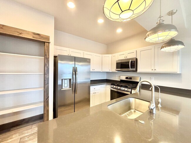 Foto del edificio - Central 4 Bedroom Condo