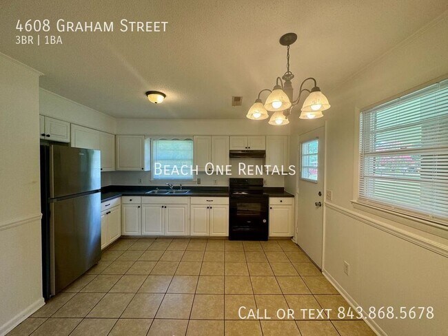 Foto del edificio - Loris - 3 Bedroom / 1 Bathroom Duplex