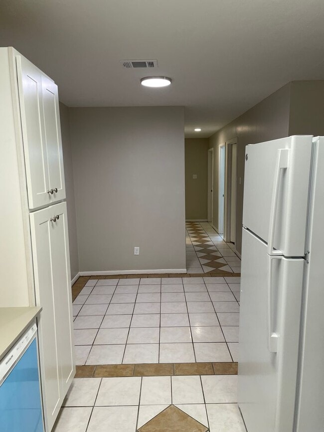 Building Photo - 823SS