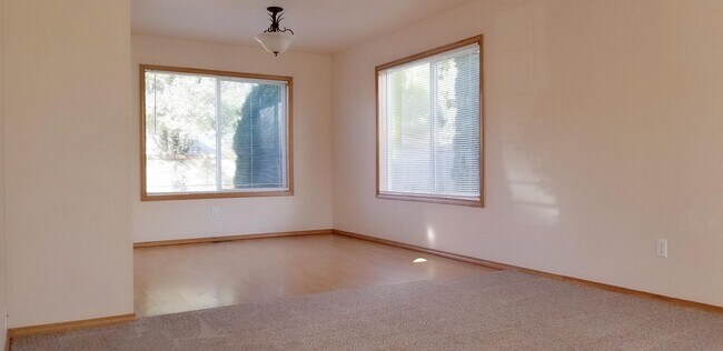 Building Photo - Refreshed and Move in ready 04/20/2026 - 4 bedrooms in Lacey - North Thurston School district.