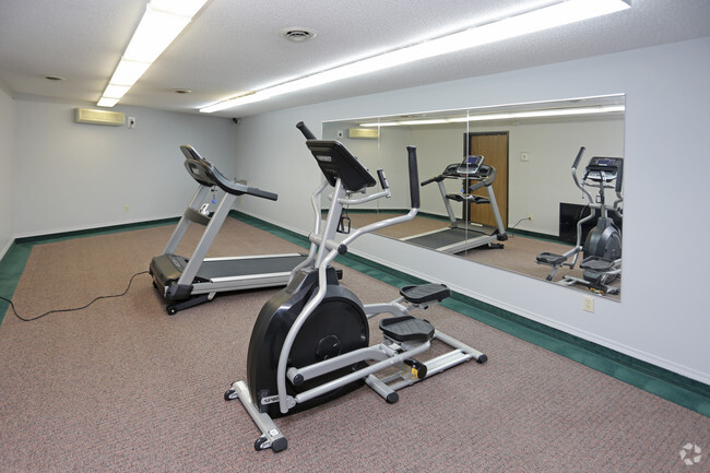 Fitness center - Ridgewood Apartments