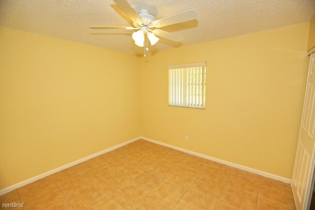 Building Photo - 2 br, 1.5 bath House - 613 SE Starfish Avenue