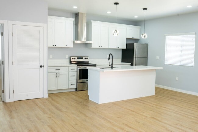 Foto del edificio - 4440 Stewart Ave