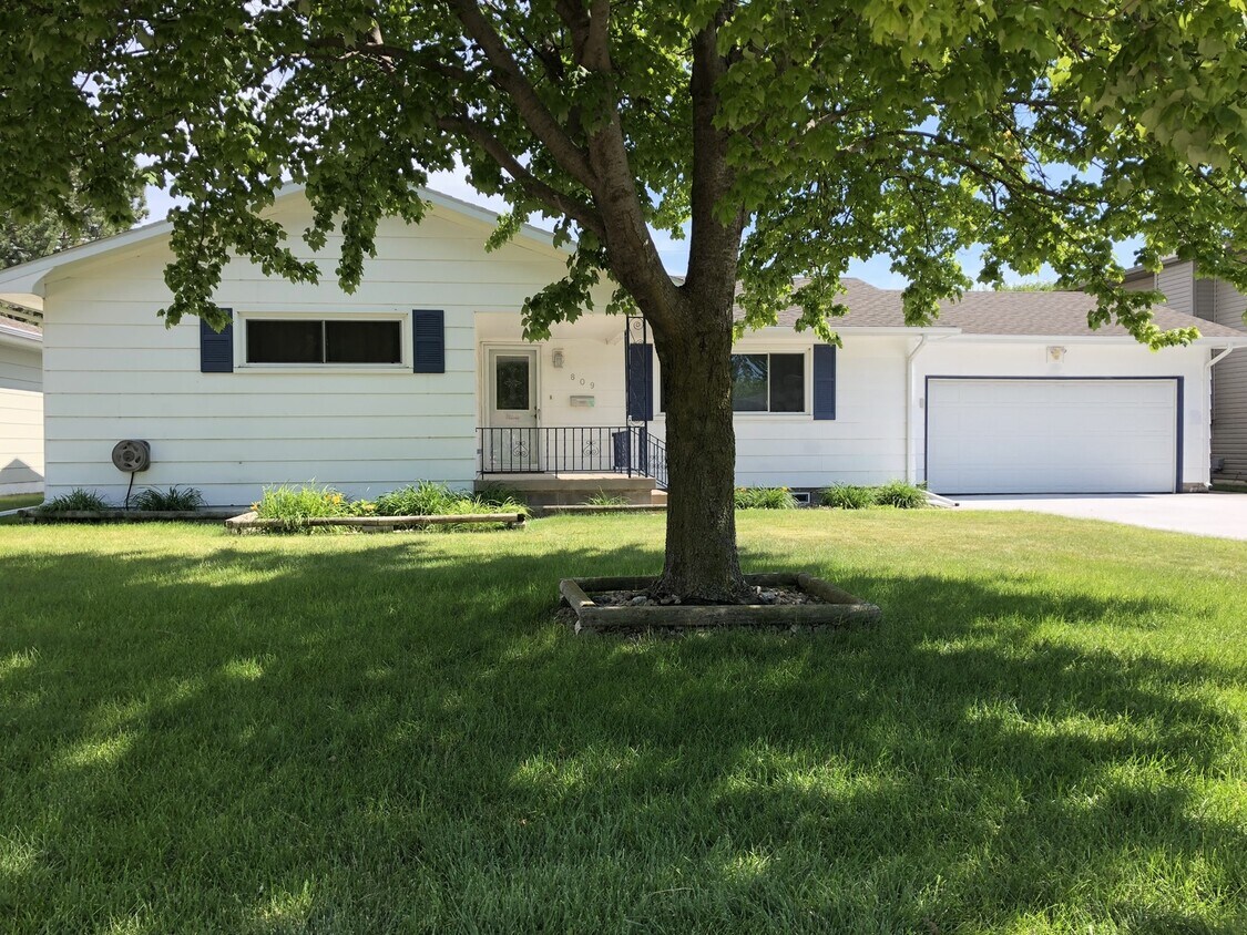Foto principal - Nice home with fenced yard