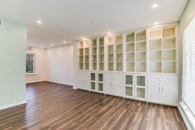 Foto del edificio - 7105 Meadowood Dr