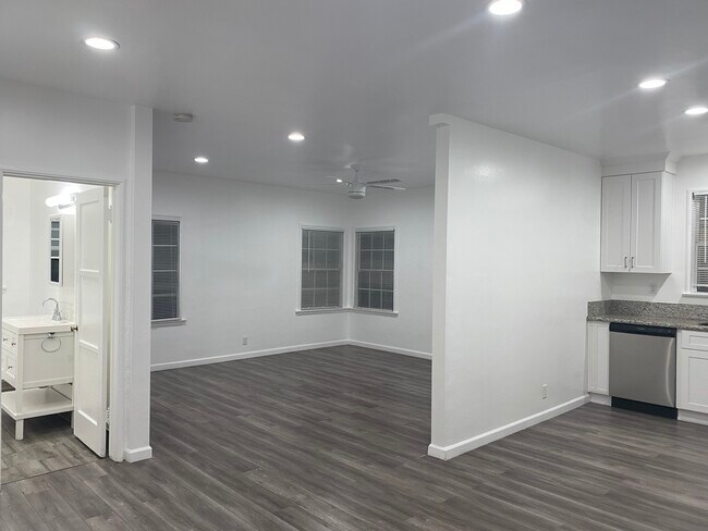 Building Photo - 8917 Clifton Way