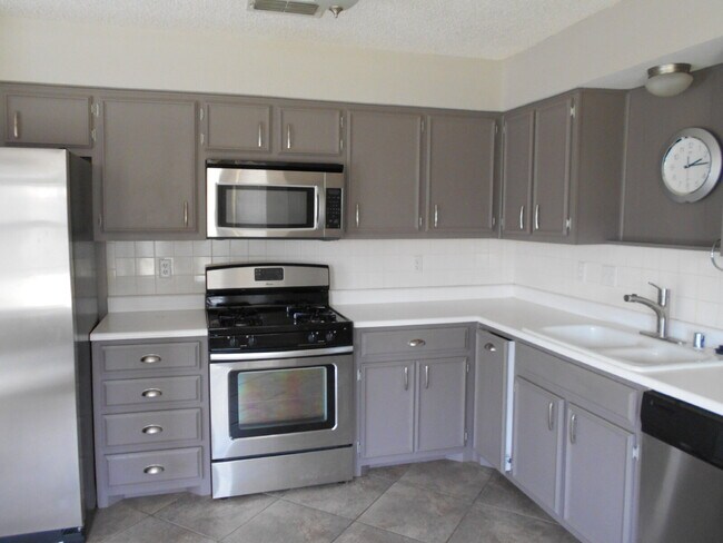 Foto del edificio - "Charming 3-Bedroom Home with 2 Baths in L...