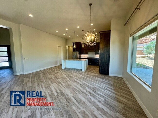 Foto del edificio - 4 Bedroom home on elevated Bloomington lot...