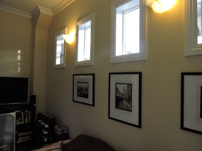 Building Photo - 608 C St