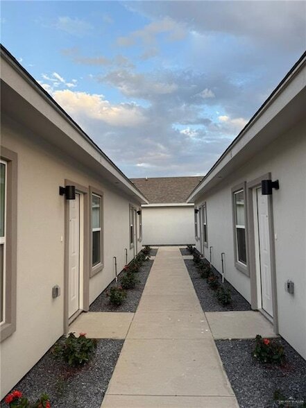 Foto del edificio - 817 Dove Ave